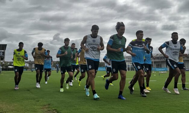 Titulares treinam em Porto Alegre com presença de Diego Costa e Du Queiroz