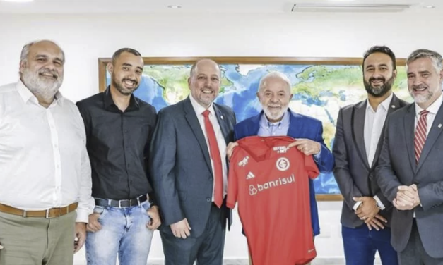 Comitiva colorada entrega camisa do Inter ao presidente Lula