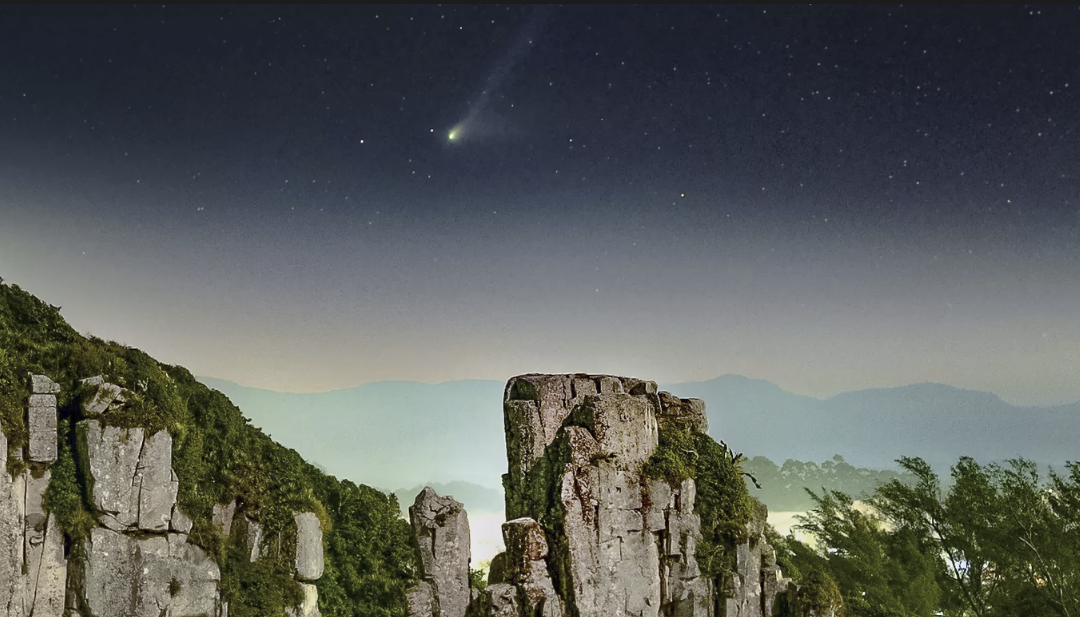 Novas imagens mostram o “cometa do diabo” no céu do Rio Grande do Sul