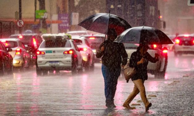 Chuva causa transtornos no trânsito da Capital