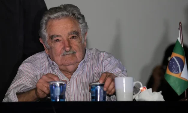 Ex-presidente uruguaio, Pepe Mujica, anuncia que está com câncer no esôfago