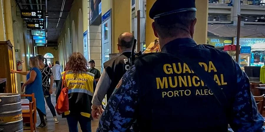 Procon notifica seis peixarias do Mercado Público de Porto Alegre