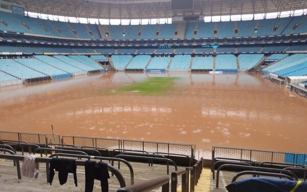 Gramado da Arena é inundado pela chuva