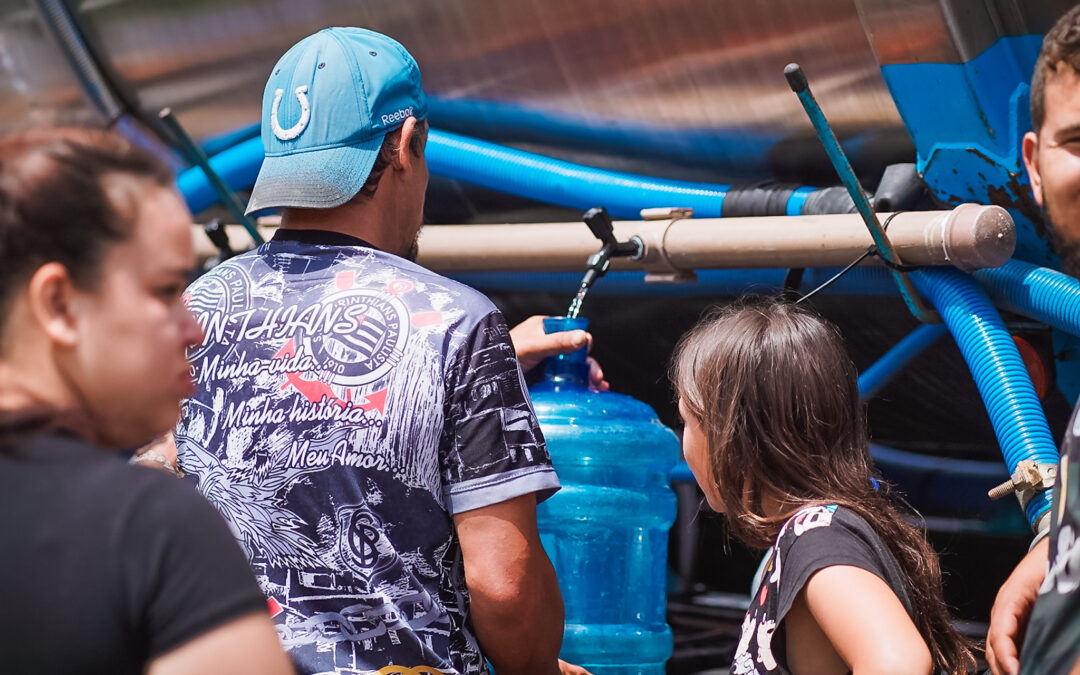 Hospitais e casas de repouso são abastecidos por 14 caminhões-pipa em Porto Alegre