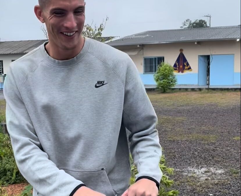 Goleiro do Inter, Sérgio Rochet participa de ação solidária com afetados da enchente na Restinga