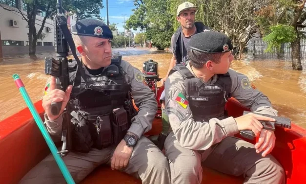 Policiais militares e civis que operavam nos resgates passam a atuar na segurança de áreas inundadas