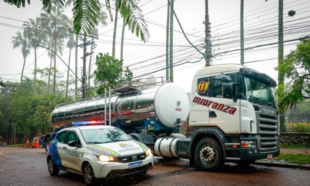 EPTC realiza escoltas para deslocamento seguro de ajuda humanitária em Porto Alegre