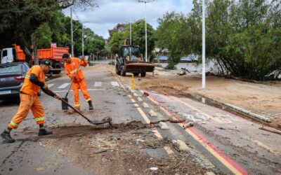 Com água baixando, moradores de Porto Alegre convivem com as consequências da enchente