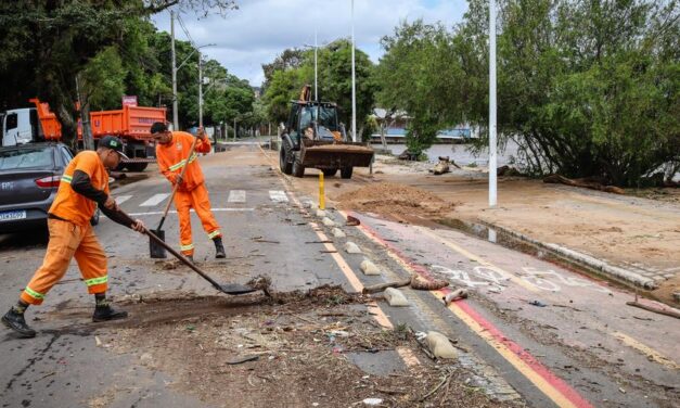 Com água baixando, moradores de Porto Alegre convivem com as consequências da enchente